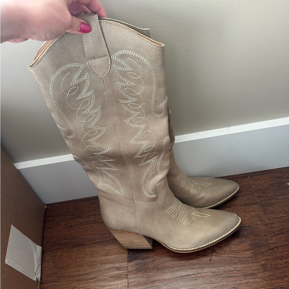 Women's Beige Western Boots - Picture 2 of 4